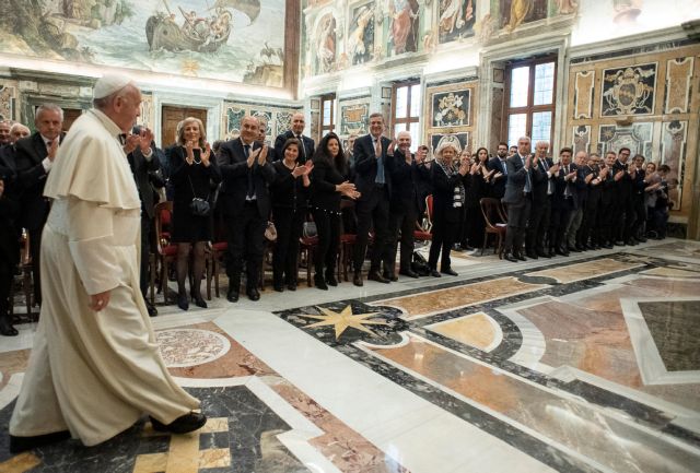 Notre Dame: Την ευγνωμοσύνη του προς τους γάλλους πυροσβέστες εξέφρασε ο πάπας