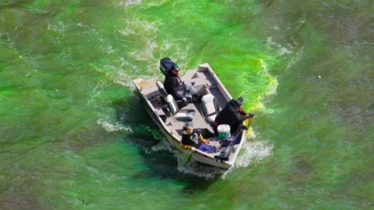 Έβαψαν το ποτάμι του Ουισκόνσιν στα χρώματα των Μπακς!