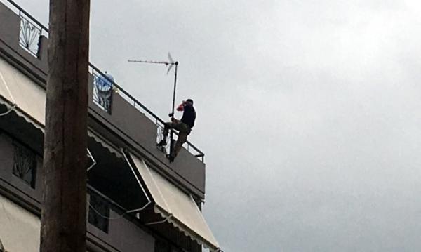 Θρίλερ στο Αγρίνιο: Άνδρας απειλεί να πέσει από ταράτσα πολυκατοικίας