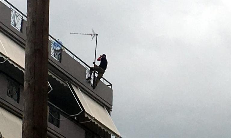 Θρίλερ στο Αγρίνιο: Άνδρας απειλεί να πέσει από ταράτσα πολυκατοικίας