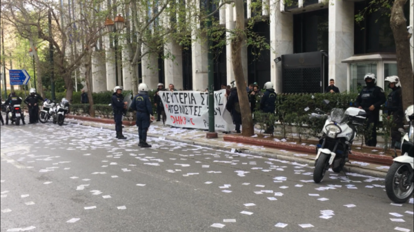 Παρέμβαση Ρουβίκωνα στο υπουργείο Εξωτερικών