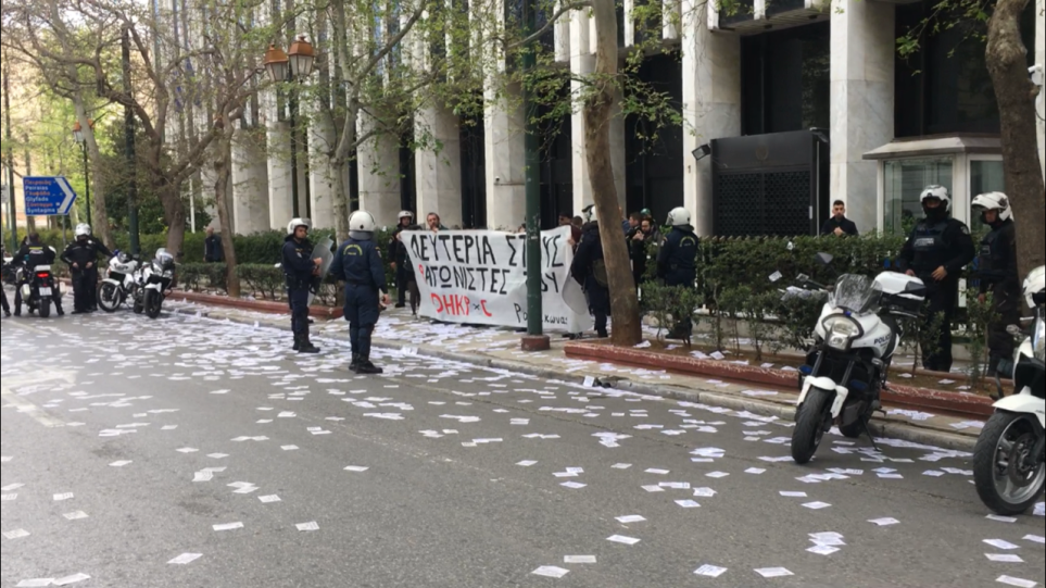 Παρέμβαση Ρουβίκωνα στο υπουργείο Εξωτερικών | in.gr