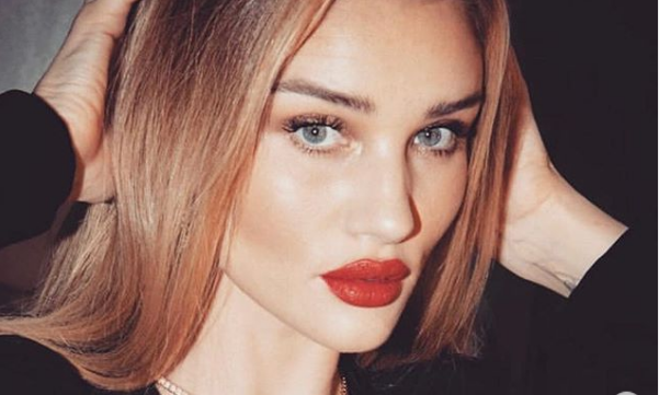 Ρόζι Χάντινγκτον: Τα αγαπημένα της χρώματα κραγιόν για την άνοιξη