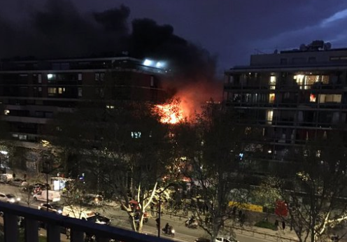 Ισχυρή έκρηξη σε φλεγόμενο κτίριο στο Παρίσι - Βίντεο ντοκουμέντο