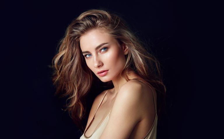 Πώς να ανανεώσετε τα λιπαρά μαλλιά σας