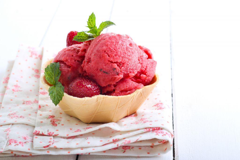 Φτιάξτε σορμπέ φράουλα με τρία υλικά