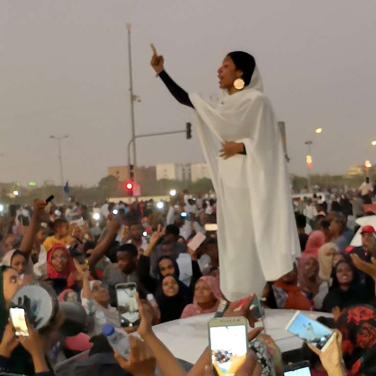 Απειλές δέχεται η γυναίκα - σύμβολο των διαδηλώσεων στο Σουδάν