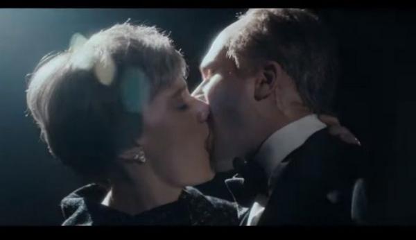 Ο Τζον Σνόου δίνει λύση στο Brexit και ένα καυτό φιλί στην… Τερέζα Μέι