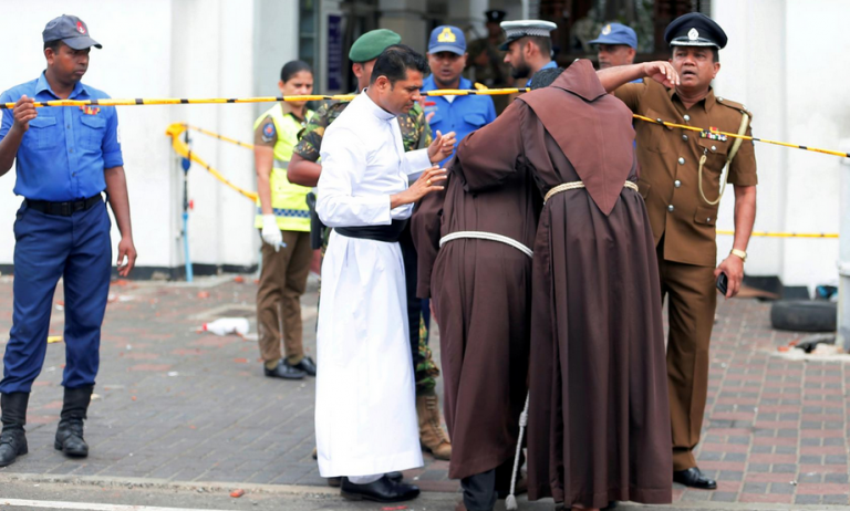 Γιούνκερ και Μέι καταδικάζουν τις πολύνεκρες βομβιστικές επιθέσεις στη Σρι Λάνκα