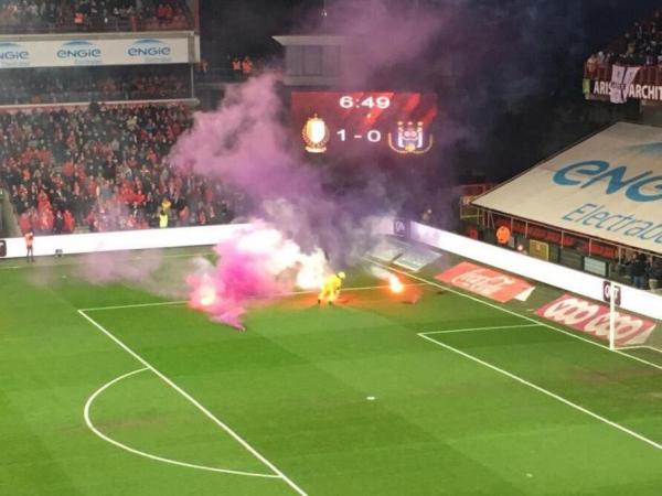 Καπνογόνα, αντικείμενα και οριστική διακοπή στο Σταντάρ – Άντερλεχτ