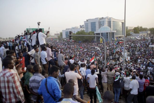 Με διαδηλώσεις υποδέχτηκαν οι Σουδανοί τον νέο «πρόεδρο» της χώρας