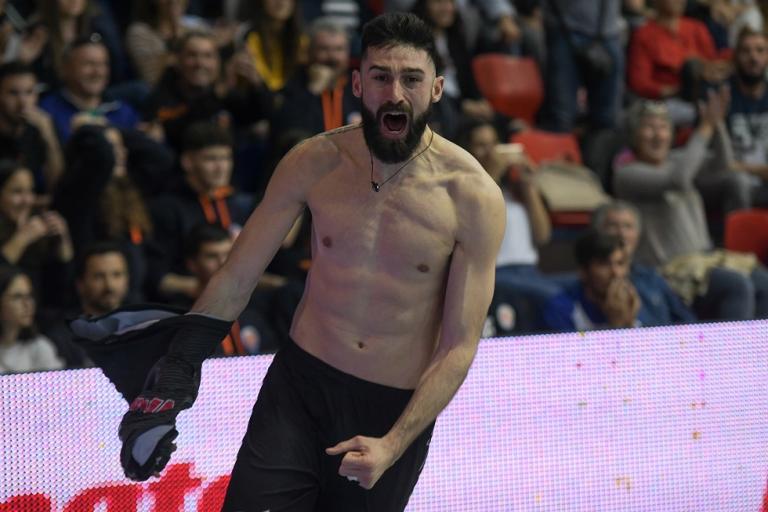 Ξέσπασμα Τακουρίδη μετά το μπλοκ που έκρινε το ματς με Ολυμπιακό