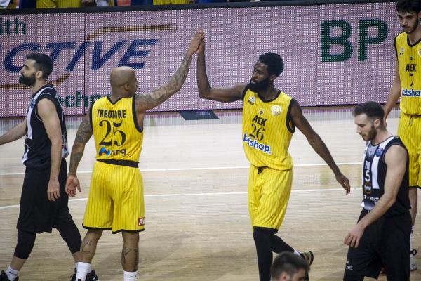 ΑΕΚ : Το βίντεο από τις διακοπές του Θίοντορ στη Σαντορίνη