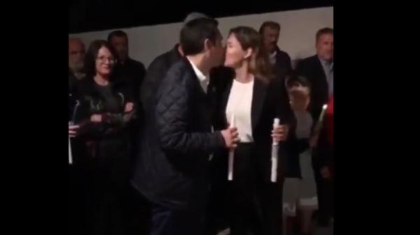 Τo φιλί του Αλέξη Τσίπρα στην Μπέτυ Μπαζιάνα μετά την Ανάσταση