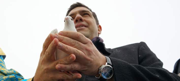 Ο μιντιακός αγών του Αλέξη Τσίπρα στα χνάρια του Ορμπαν και του Τραμπ