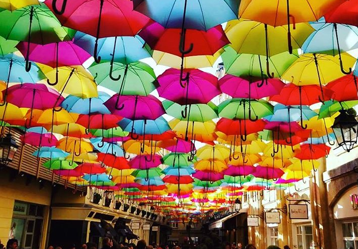 Ένας πολύχρωμος ουρανός από ομπρέλες στο Παρίσι