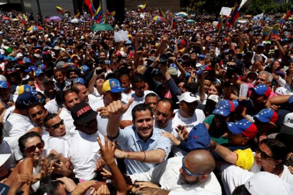 Βενεζουέλα: Στους δρόμους χιλιάδες πολίτες – «Επιχείρηση Ελευθερία» προανήγγειλε ο Γκουαϊδό