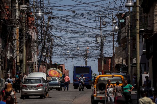 Βενεζουέλα: «Κλείνουν» νωρίτερα για να μειωθεί η κατανάλωση ηλεκτρικού ρεύματος