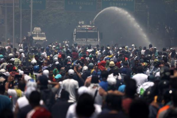 Εμφύλιος στη Βενεζουέλα: Χάος στους δρόμους – Διχασμένος ο στρατός