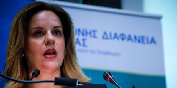 Επιβεβαιώνει η Ξεπαπαδέα ότι ήταν ταυτόχρονα στο υπ. Δικαιοσύνης και στον Αρτεμίου