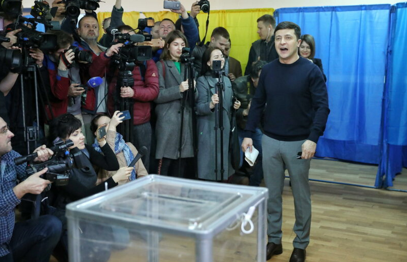 Ουκρανία: Δεύτερος γύρος προεδρικών εκλογών με μεγάλο φαβορί τον κωμικό Ζελένσκι