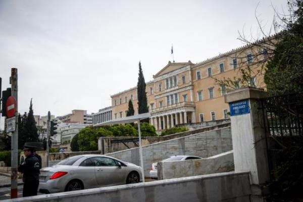 Λήξη συναγερμού μετά το τηλεφώνημα για βόμβα στη Βουλή