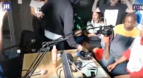 Πανικός σε ραδιοφωνική εκπομπή: Ένοπλοι λήστεψαν on air παρουσιαστές και καλεσμένους