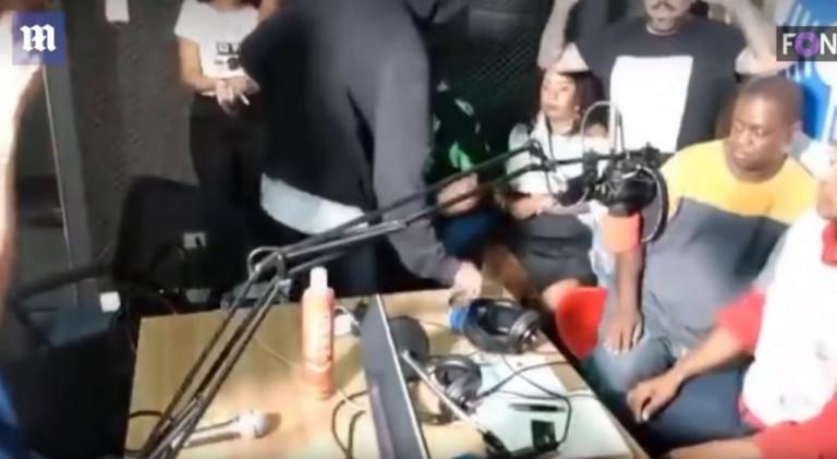 Πανικός σε ραδιοφωνική εκπομπή: Ένοπλοι λήστεψαν on air παρουσιαστές και καλεσμένους