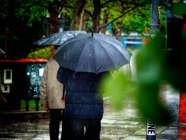 Καιρός: Σάββατο με βροχές, καταιγίδες και σκόνη