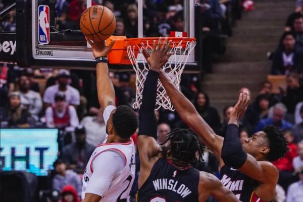 Νίκη στην παράταση για Ράπτορς, χάνουν τα play-offs οι Χιτ