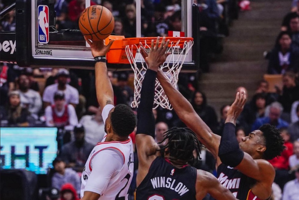 Νίκη στην παράταση για Ράπτορς, χάνουν τα play-offs οι Χιτ