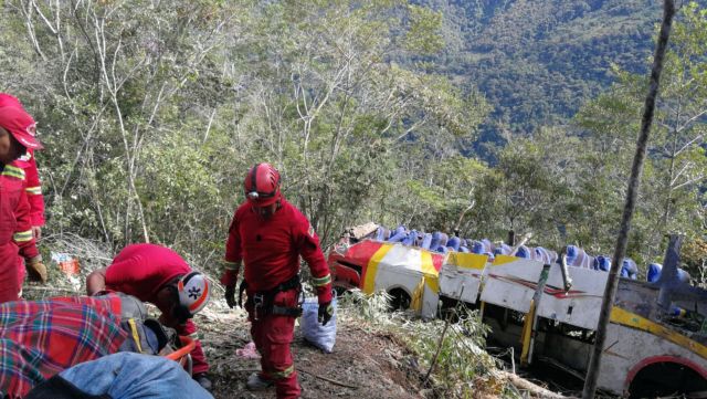 Τραγωδία στη Βολιβία: Τουλάχιστον 25 νεκροί από πτώση λεωφορείου σε χαράδρα