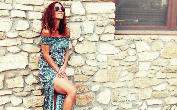 Η Βανέσα Αδαμοπούλου φωτογραφίζει τον γιο της να ζωγραφίζει