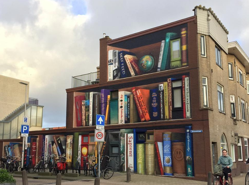 Μεταμορφώνοντας μία πολυκατοικία σε εντυπωσιακή «βιβλιοθήκη»