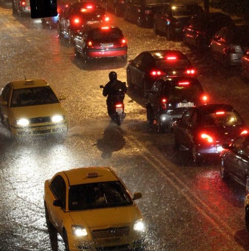 Κίνηση στους δρόμους της Αθήνας: Που υπάρχουν σοβαρά προβλήματα λόγω βροχής