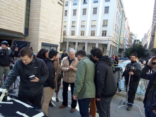 Αποκλειστικές εικόνες από τα γυρίσματα της ταινίας του Κώστα Γαβρά «Adults in a room»