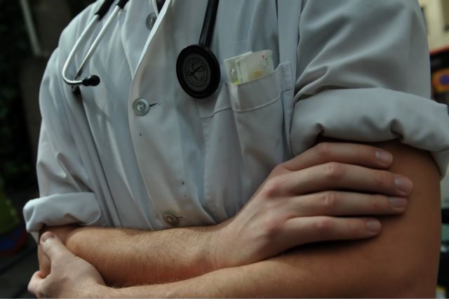 ΕΙΝΑΠ: Δεν καλύπτουν τους νοσοκομειακούς γιατρούς οι υποσχέσεις του υπουργού Υγείας