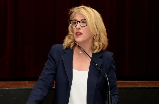 Ένα μήνα πριν τις εκλογές η Δούρου θυμήθηκε να… νιώσει «θλίψη» για τους νεκρούς σε Μάτι και Μάνδρα