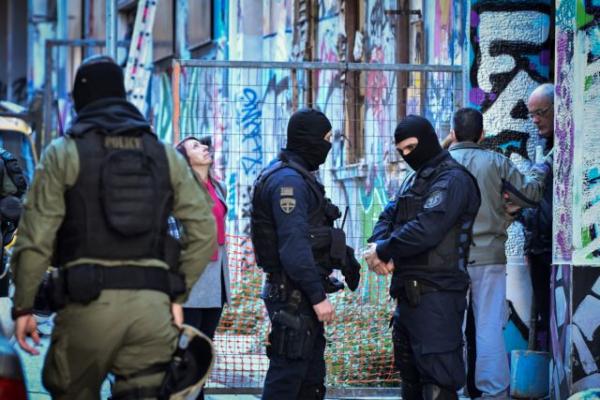 «Αστυνομία, ακίνητοι» φώναξαν στους άνδρες του Λιμενικού οι ένοπλοι δράστες στα Εξάρχεια