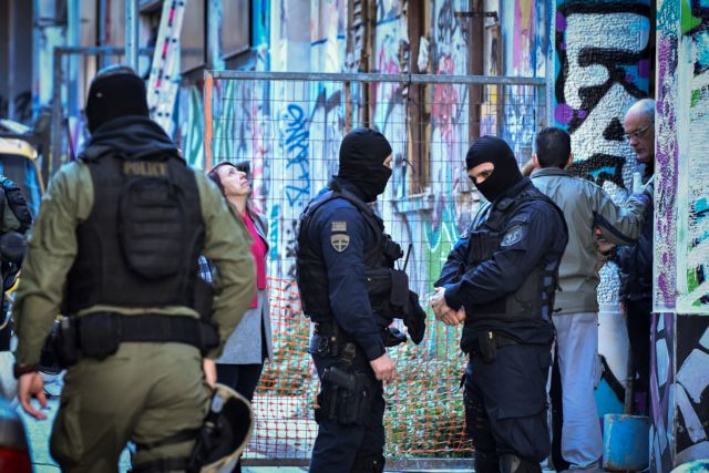 «Αστυνομία, ακίνητοι» φώναξαν στους άνδρες του Λιμενικού οι ένοπλοι δράστες στα Εξάρχεια