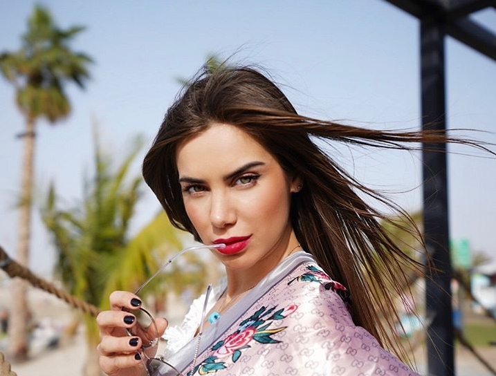 Η καλλονή ελληνίδα αεροσυνοδός των γαλαζοαίματων