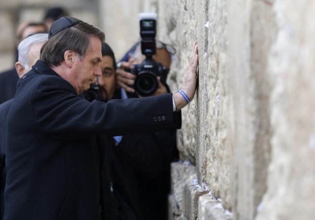 Ισραήλ: Ο Μπολσονάρου προσευχήθηκε στο Τείχος των Δακρύων μαζί με τον Νετανιάχου