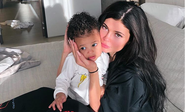 Κάιλι Τζένερ: Η ενός έτους κόρη της κυκλοφορεί με μία πανάκριβη τσάντα