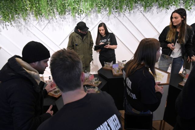 Ουρές στα καταστήματα πώλησης κάνναβης στον Καναδά