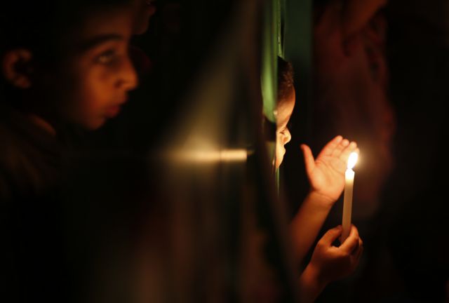 Πάτρα: Κοριτσάκι έπαθε εγκαύματα από κερί - Χωρίς ρεύμα ζει η οικογένεια