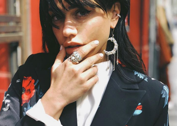 Η Κόνι Μεταξά ποζάρει ημίγυμνη και ρίχνει το Ίντερνετ