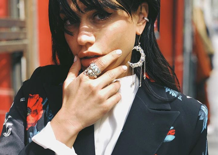 Η Κόνι Μεταξά ποζάρει ημίγυμνη και ρίχνει το Ίντερνετ