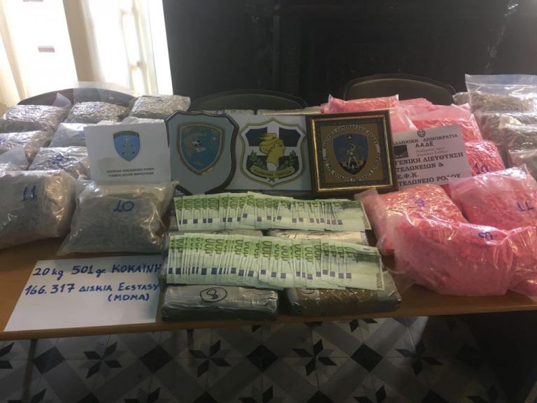 Ρόδος: Είχαν στο αυτοκίνητο 20 κιλά κοκαΐνη και 50 κιλά ναρκωτικά χάπια [Εικόνες]