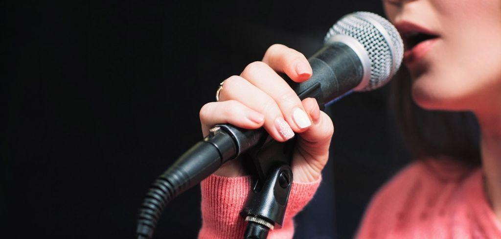 Ποια τραγουδίστρια εντυπωσίασε με το νέο, ροζ, μαλλί της