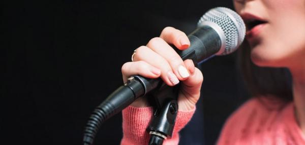 Ποια τραγουδίστρια εντυπωσίασε με το νέο, ροζ, μαλλί της